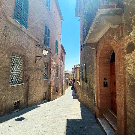 La Fonte-With Balcony Close By Piazza Del Campo Siena Exterior photo